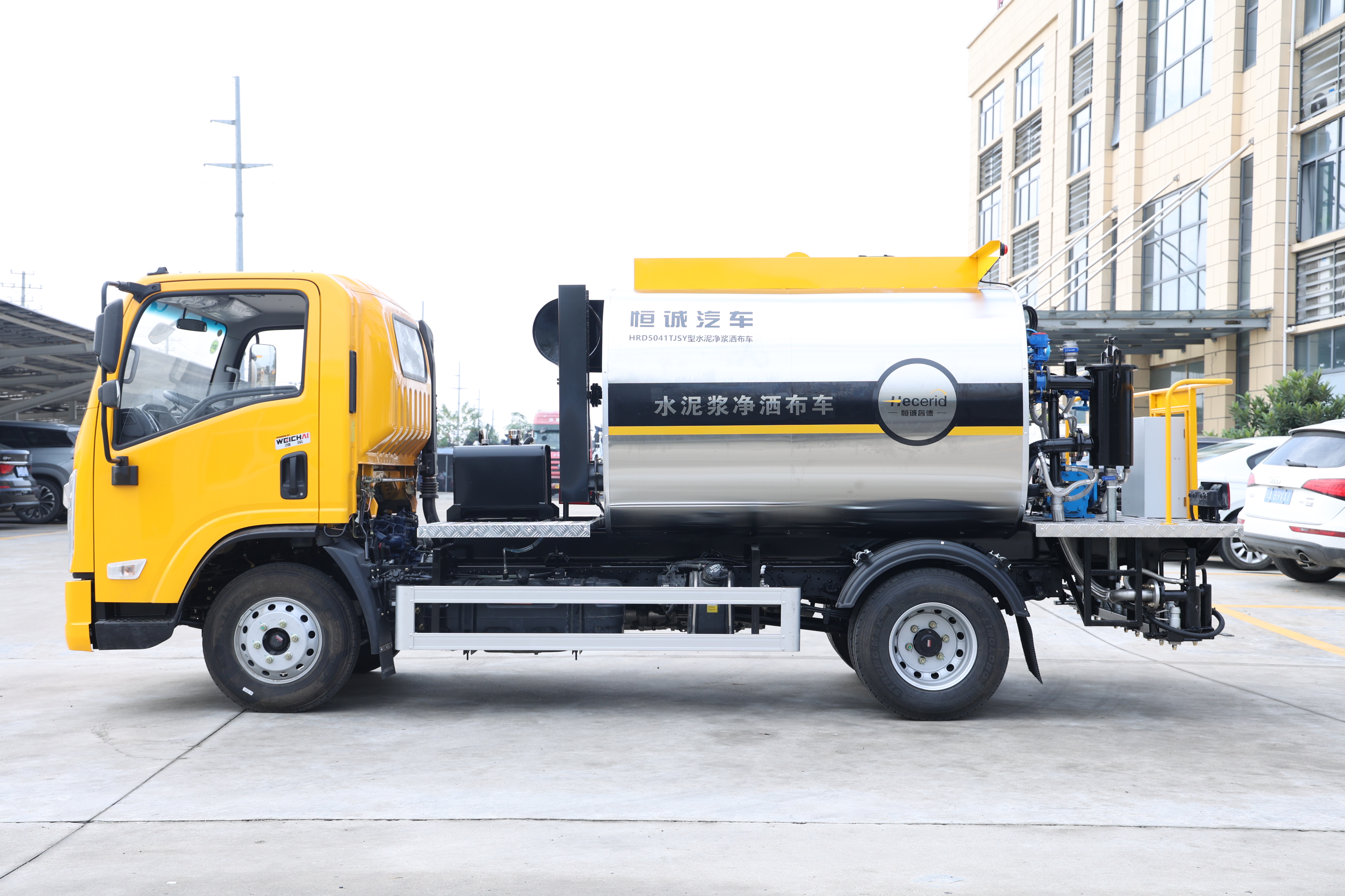 恒诚沥青洒布车：精准高效，为中国道路建设注入“恒”动力